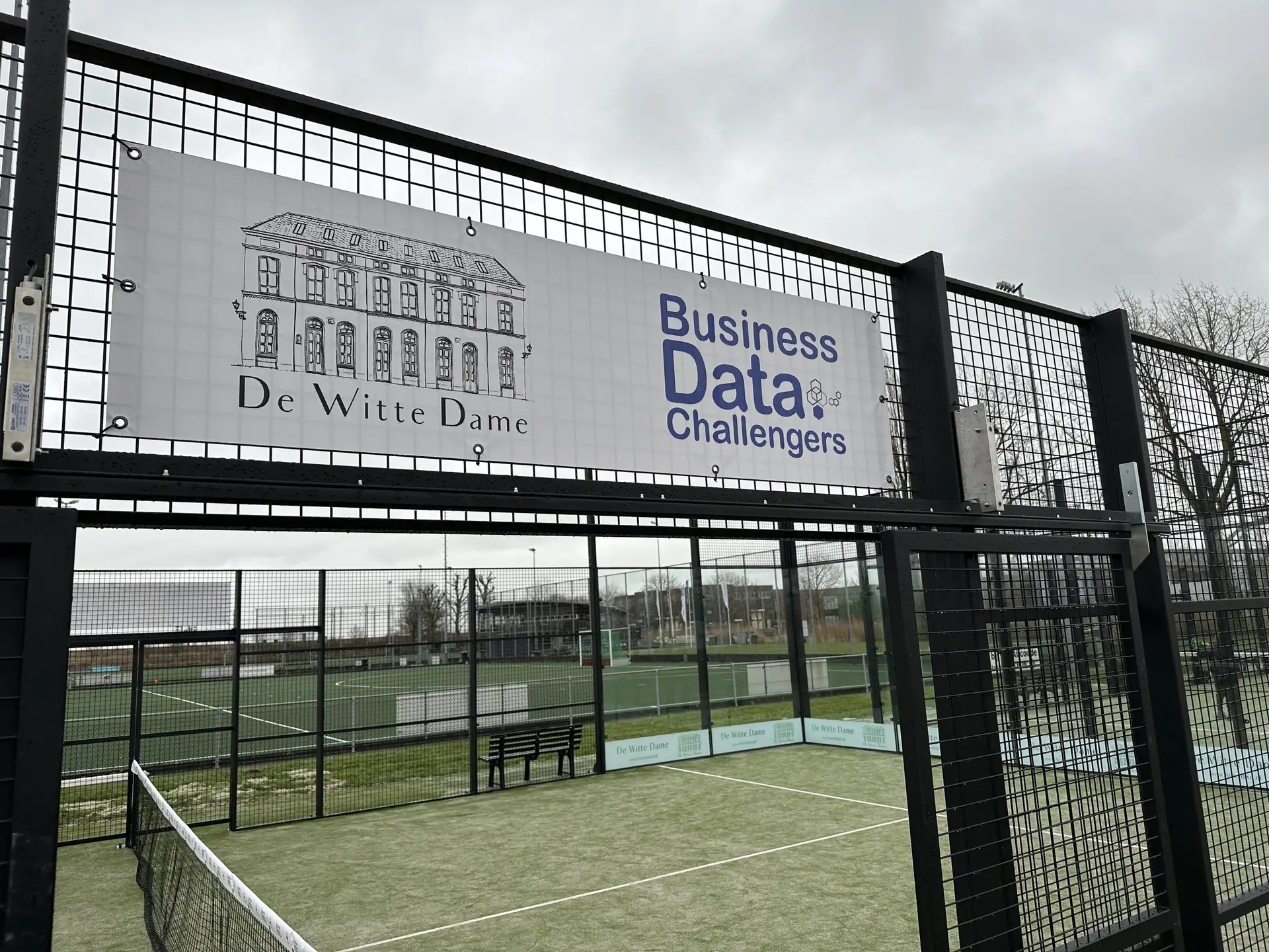 Dubbelzijdig bedrukte banner gemonteerd op gaas door PadelReclame bij HV Abcoude.