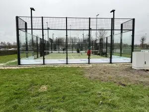 PadelReclame - Padelbaan met lage dubbelzijdige sponsoringstickers bij HV Abcoude