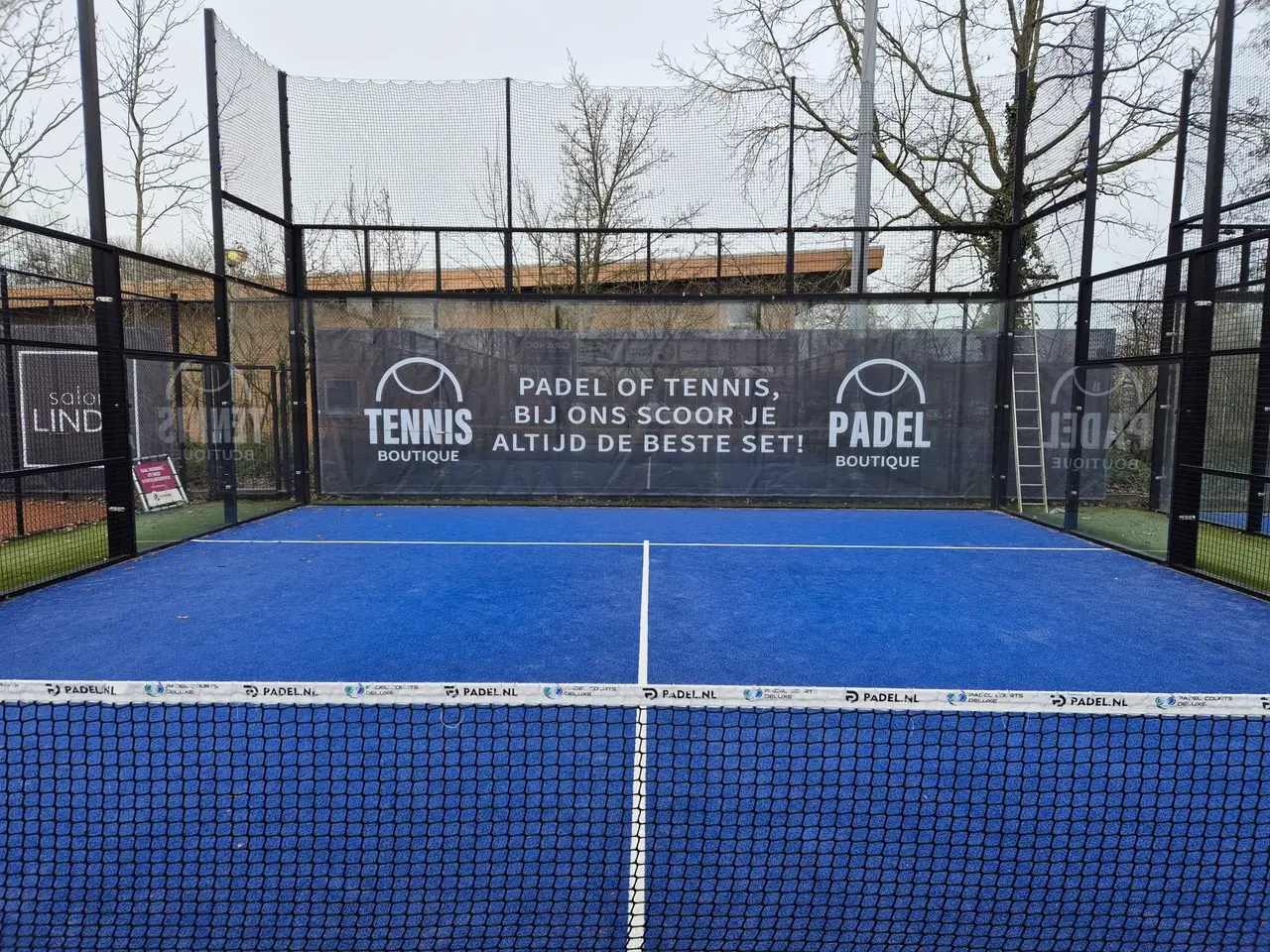 Winddoek met opdruk, ideaal voor padelbanen en sportclubs.
