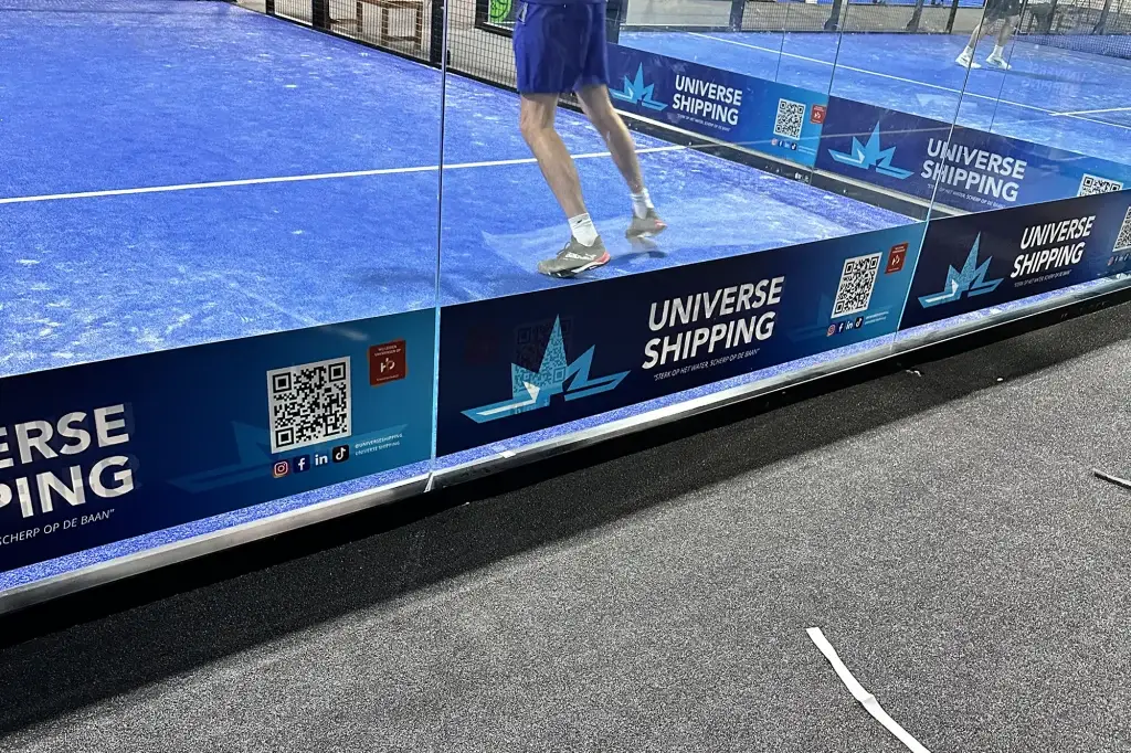 Padelbaan branding: zo maak je van elke baan een professionele sponsorlocatie
