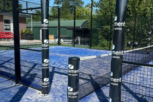 Extra sponsorinkomsten creëren met stootkussens op de padelbaan